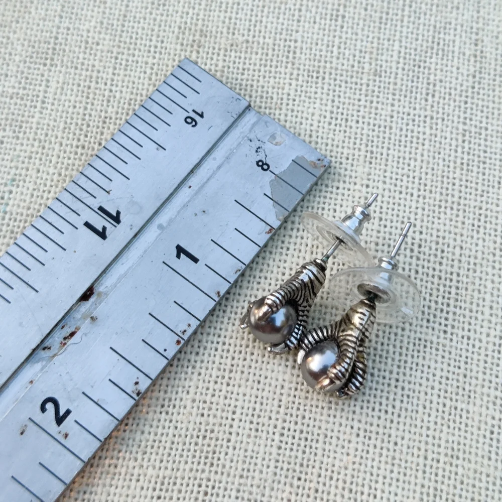 🐉 Vintage 90s dragon claw stud earrings